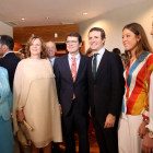 Alfonso Fernández Mañueco con Pablo Casado y su familia. LETICIA PÉREZ