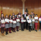 El alcalde, con los ganadores de los concursos de mujer.