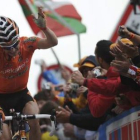 Igor Antón (Euskaltel Euskadi) celebra su victoria con la afición tras coronar el Zoncolan.