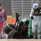 Fernando Alonso sale de su coche tras sufrir un espectacular accidente con Esteban Gutiérrez. SRDJAN SUKI