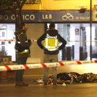 El asesinado yace bajo una manta térmica en la Plaza Alta de Algeciras. A.CARRASCO RAGEL