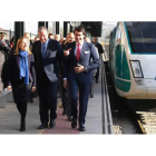Ana Pastor, nada más bajarse del tren en León y acompañada por el alcalde de la capital, el consejero de Fomento y Medio Ambiente y el subdelegado del Gobierno.