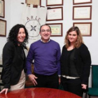 Victoria Álvarez, Jovino López y Marta Prieto, en la sede de Arle en León.