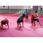 El recinto deportivo acoge el aprendizaje de los chavales de la base de la lucha leonesa.