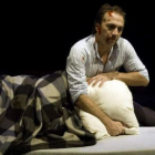 Una escena de la inquietante y cruenta obra «El hombre almohada», que llega esta noche a