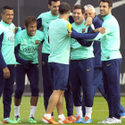 Los jugadores del Barça arropan a Messi en su vuelta al trabajo tras la lesión.