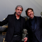 El director Fernando León de Aranoa y el actor Javier Bardem posan con los Goya conseguidos en la gala de la 36 edición de los Premios Goya. EFE/Biel Aliño.