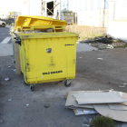 La basura y la suciedad se suceden en las calles del polígono industrial. MARCIANO PÉREZ