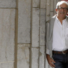 Andrés Martínez Trapiello, padre del fotoperiodista, en la plaza Mayor de León.