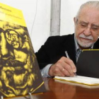 El escritor y académico leonés José María Merino firmó ayer ejemplares de sus últimos libros en la F