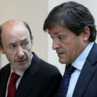 Rubalcaba y el líder del PSOE asturiano, Javier Fernández, ayer en el Senado.