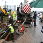 Avería en la red de aguas por un reventón de la tubería general, en Fuentesnuevas.