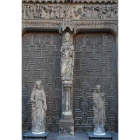 Peanas en las que se colocarán las estatuas en la exposición. La Virgen Blanca con las dos últimas e
