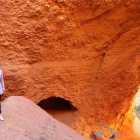 El presentador y conductor del programa, Francis Lorenzo, ayer junto a uno de los técnicos en la cueva La Encantada.