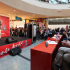 Un momento del acto de ayer, con numerosas personas en el centro comercial ponferradino. ANA F. BARREDO