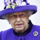 Fotografía de archivo fechada el 24 de noviembre de 2016 que muestra a la reina Isabel II de Inglaterra tras asistir a la misa de Acción de Gracias en la abadía de Westminster. ANDY RAIN
