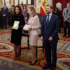 La ministra de Hacienda, María Jesús Montero (i), hace entrega a la presidenta del Congreso de los Diputados, Ana Pastor (c), en presencia del presidente de la Comisión de Presupuestos, Francisco de la Torre (d), el Proyecto de Presupuestos Generales.