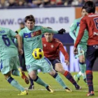 Messi le disputa un balón al defensa Nacho Monreal.