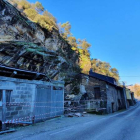 Los derrumbes afectan ya a algunos inmuebles y amenazan con colapsar la carretera. DL