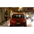 Una prostituta se pasea por la avenida Sánez de Miera. JESÚS F. SALVADORES