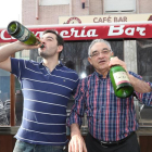 José Ángel Álvarez Ramos y Orcesino Álvarez Álvarez, propietario actual y fundador del Bar Moderno celebran los dos premios vendidos en su establecimiento.