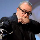 El director vasco Álex de la Iglesia, tras recibir el León de Plata al mejor director.