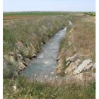 En Castrotierra ven bajar el agua casi sin poder usarla