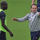 Prandelli da órdenes a Balotelli en el entrenamiento de Italia.