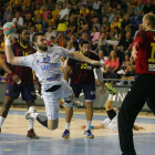 El pivote Leonardo Almeida lanza a la portería defendida por Saric durante el partido que enfrentó al Ademar y el Barcelona en el Palau.