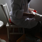 Una enfermera hace una cura a un paciente. JESÚS F. SALVADORES
