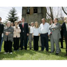 Antonio Silván visita la localidad leonesa de Lario. En la imagen, autoridades y vecinos posan junt
