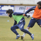 Mateo Cembranos y Prendes disputan un balón durante una sesión de entrenamiento.