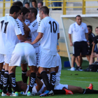 Los jugadores de la Cultural celebran el gol de la victoria obra de Góngora, tumbado sobre el césped del Reino de León.