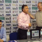 Los responsables del club y del Hospital, ayer en El Toralín.
