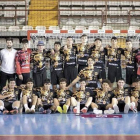Los cadetes del Ademar posaron tras hacerse con el campeonato de Castilla y León. ADEMAR