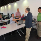 Gutiérrez y Reyero, ayer, en su visita a los trabajadores del palacio de Don Gutierre.