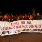 La manifestación, que partió desde la plaza de Guzmán, reunió a cerca de 200 personas en una noche f