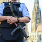 Un policía armado, en la ciudad alemana de Münster. SASCHA STEINBACH