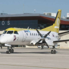 Un avión de la compañía Good Fly en el aeropuerto de Burgos.