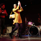Dos momentos del desfile ‘vintage’, lleno de ritmo.