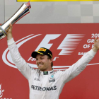 Nico Rosberg, trofeo en mano, muestra su felicidad en el podio por su triunfo. ZURAB
