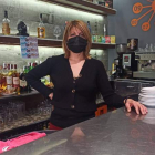 La propietaria del bar La Pirámide, Susana Lorences, en Villablino. ARAUJO