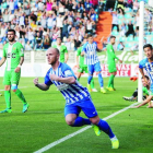 Isi Palazón consiguió el primer gol de la SD Ponferradina y lo celebra como recoge la imagen ante un equipo rival cariacontecido. ANA F. BARREDO