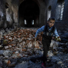 Un niño camina entre las ruinas de una iglesia de Chirnighiv bombardeada por los rusos. OLEG PETRASYUK