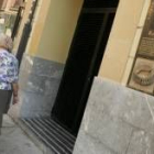 Una mujer camina por delante de la actualmente cerrada cripta de la calle Cascalerías