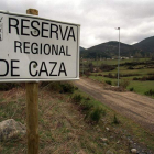 Cartel de entrada a la reserva regional de caza de Riaño, en Picos de Europa.