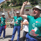 Belarmino Bernárdez, minero del pozo de Santa Cruz arenga con el puño en alto a sus compañeros y a los vecinos de Tremor de Arriba al término de la primera etapa.