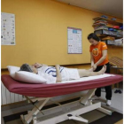 Una trabajadora de Aldem atiende a una de las pacientes en una sesión de masaje.