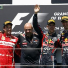 Alonso con su trofeo junto al alemán de Red Bull, Sebastian Vettel y su compañero Webber.