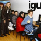 La directora general de la mujer, Alicia Fernández, en una visita al centro móvil de igualdad de Leó
